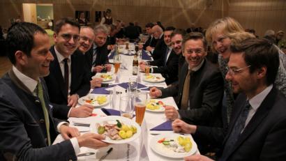 Bild: za
Albert Rupprecht (links) lädt zu Fisch: Neben vielen Gästen kommt auch die CSU-Familie zusammen, darunter (von links) Christian Doleschal, Lothar Höher, Lothar Müller und von rechts Stephan Oetzinger, Petra Dettenhöfer, Tobias Reiß, Markus Bäumler und Stephan Gollwitzer.