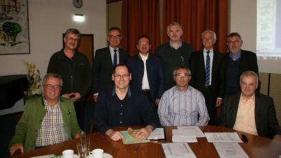 Bild: wro
Tagung zum Kernwegenetz: Das Bild zeigt (hintere Reihe von links) Wolfgang Braun, Werner Nickl, Hans Donko, Uli Roth, Peter König und Josef Etterer sowie (vorne von links) Toni Dutz, Karsten Heßing vom Amt für Ländliche Entwicklung, Baudirektor Georg Braunreuther und Günther Kopp.