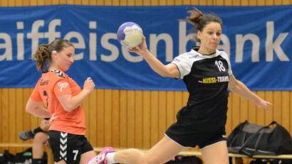 Bild: ham
Auf die Treffsicherheit von Kerstin Schill (rechts) wird es für die HSG Nabburg-Schwarzenfeld beim Gastspiel in Eckental ankommen.