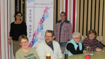 Bild: adj
Ramona Kriegler und Nicole Zeitler (stehend, von links) haben zum den ersten Stammtisch der Selbsthilfegruppen in "d`Wirtschaft" geladen.