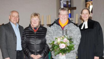 Bild: weu
Das Pfarrerehepaar Schlinke dankte Evelyne Wenig (Zweite von rechts) für ihr Engagement und stellte der Gemeinde mit Eva Kluge (Zweite von links) die neue Kirchenpflegerin vor.