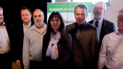 Bild: le
Die zahlreichen Referenten sorgten mit ihren Vorträgen für einen interessanten Vormittag für Landwirte. Von links: Direktor Hermann Prölß, Harald Gleißner, Jürgen Rundag, Katrin Riedel, Direktor Helmut Konrad, Geschäftsführer Hans Winter und BBV-Sprecher Markus Schieder.