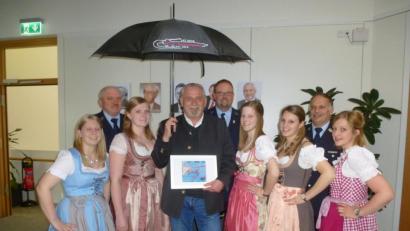 Bild: bk
Bei der Zeremonie im Rathaus waren zugegen: (von rechts) Magdalena Herrmann, Svenja Schwarz, Michaela Wildenauer, Sabine Buchmann, Stefanie Östreicher; dahinter Kommandant Hans Rodler, Festsprecher Matthias Wolfram, Vorsitzender Rajmund Buchmann.