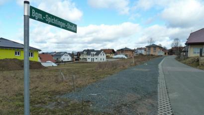 Bild: Portner
In nur zwei Jahren füllte sich die Wiese gegenüber dem Schützenheim (rechts) mit schmucken Häusern.