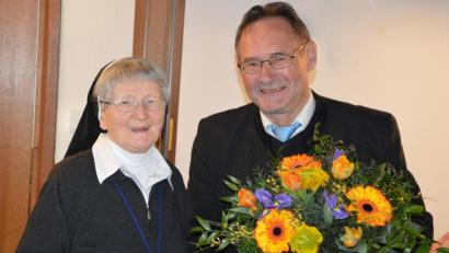 Bild: Gemeinde Ursensollen
Schwester Veridiana Dürr empfängt die Glückwünsche von Drittem Bürgermeister Josef Schmaußer.