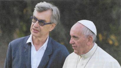 Bild: aus dem Booklet zum Film
Wim Wenders wollte einen Film für Menschen aller Konfessionen drehen. Es sollte kein Film über den Papst, sondern ein Film mit dem Papst werden.