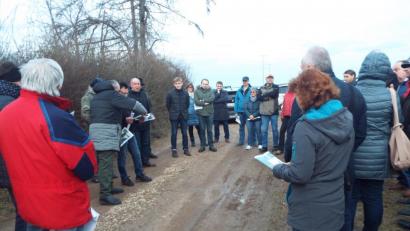 Bild: e
Diskutierende Bürger auf dem Weg Richtung Solarpark. Einige Einheimische sehen das Projekt durchaus kritisch.