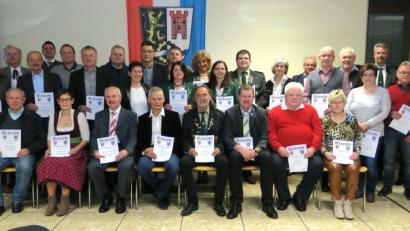 Bild: Hirsch
Der Präsident des Landkreissportverbandes, Franz Brunner (rechts), zeichnete langjährige Funktionäre aus. Sitzend die ehrenamtlichen Sportfunktionäre, die die goldene Nadel für 30 Jahre Mitarbeit im Verein erhielten.