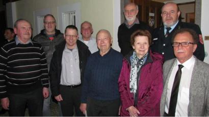 Bild: is
Der Jubilar Albert Butscher (Mitte) mit seiner Frau Maria in Kreis der Gratulanten Josef Neuber (von links), Wolfgang Schinner, Wolfgang Jelen, Josef Sirtl, Wunibald Heinl, Hans Stangl sowie Bürgermeister Werner Walberer.