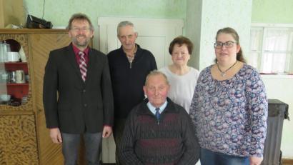 Bild: jzk
Zweiter Bürgermeister Hermann Schraml, Bruder Georg, Schwester Anna-Maria (hinten von links) und Nichte Eva (vorne rechts) gratulierten Johann Reger (vorne sitzend) zu seinem 85. Geburtstag.