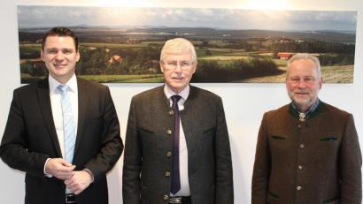 Bild: exb/Landratsamt
Georg Mayer (Mitte) stellte sich als neuer Leiter des Amtes für Ernährung, Landwirtschaft und Forsten Schwandorf bei Landrat Thomas Ebeling (links) vor. Beim Gespräch war auch der stellvertretende Leiter des Landwirtschaftsamtes, Alwin Kleber (rechts), vertreten.
