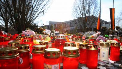 Archivbild: Karl-Josef Hildenbrand/dpa
Zehn Jahre her: Kerzen vor der Albertville-Realschule in Winnenden. Ein 17-Jähriger hatte am 11. März 2009 an seiner früheren Schule und auf der Flucht 15 Menschen und sich selbst erschossen.