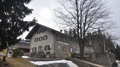 Bild: ws
Bei der Zukunft des "Schutzhauses Silberhütte" macht die Stadt Bärnau als Besitzer viel von einer Stellungnahme des Denkmalamtes abhängig. Die fehlt noch. Vorstellbar wäre sogar ein Ersatzbau. Als Ausrichtung werde an Gastronomie, Tourismus und Natur festgehalten, schildert Bürgermeister Alfred Stier auf Nachfrage.