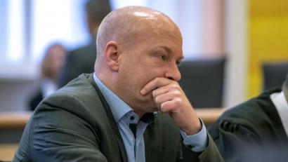 Bild: Armin Weigel/dpa
Der suspendierte Oberbürgermeister von Regensburg Joachim Wolbergs (SPD) , sitzt im Gerichtssaal des Landgerichts.
