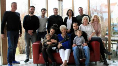 Bild: wro
Ilse Stelzer (vorne, mit Hündchen „Momo“) feierte kürzlich ihren 80. Geburtstag. Es gratulierten neben den Familienangehörigen auch Bürgermeisterin Friederike Sonnemann (hintere Reihe, Zweite von rechts) und Pfarrer Bernd Philipp (hintere Reihe, Dritter von rechts).