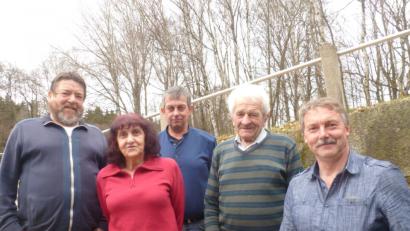 Bild: exb
Werner Sollfrank, zweiter Vorsitzender des Wandervereins (Dritter von links), überreichte die Preise an Jonny Brilla, Rosa Ponnath, Josef Frauenhofer und Reinhard Raps (von links). Frauenhofer war mit 91 Jahren der älteste Teilnehmer des Preisschafkopfturniers des Wandervereins Kulmain.