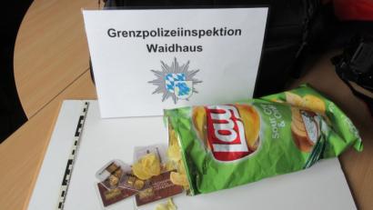 Bild: Grenzpolizeiinspektion Waidhaus
Teile der Beute waren in einer Chipstüte versteckt.