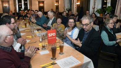Bild: Petra Hartl
Der Saal ist voll, die Stimmung gut. Die Amberger SPD zeigt ein Jahr vor der Kommunalwahl ihre Zähne.