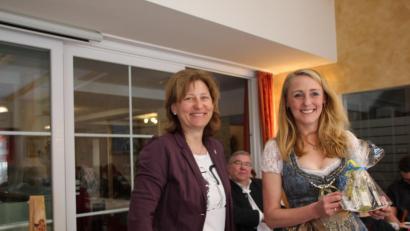 Bild: ads
FU-Vorsitzende Elisabeth Kraus (links) überreicht der Gastrednerin beim Fischfrühstück, der Weidener JU-Kreisvorsitzenden Maria Sponsel, ein Präsent. Die Referentin ist JU-Listenkandidatin für die Europawahl.