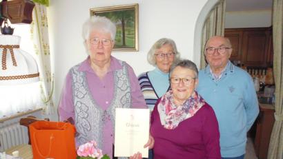 Bild: prh
Mit einer Ehrenurkunde für 50-jährige Mitgliedschaft bei der KAB überrascht Teamsprecherin der KAB-Ortsgruppe Neustadt/WN, Monika Nickl (Zweite von rechts), KAB-Seniorenleiterin Johanna Gleißner (links) an deren 75. Geburtstag.