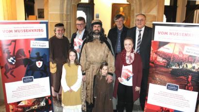 Bild: lg
Sie eröffneten den Kartenvorverkauf zum "Hussenkrieg": Hintere Reihe von links Bruno Spitzhirn als der junge Zenger Tristram, Bürgermeister Martin Birner, Michael Hellmuth als Pfalzgraf, Ehrenvorsitzender Theo Männer, Bezirkstagsvizepräsident Lothar Höher. Vordere Reihe von links die Spielerinnen Anna Hellmuth, Antonia Hellmuth und Ulrike Meixner von der Tourist-Information.