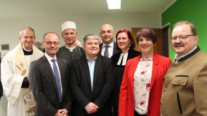 Bild: Susanne Forster
Stadtpfarrer Johann Hofmann (von links), Landrat Alfred Scheidler, Imam Maher Khedr, MdB Stefan Schmidt, MdL Jürgen Mistol, Pfarrerin Stefanie Schön, sowie erster Bürgermeister Alfred Stier (rechts) freuen sich mit Anna Toman (Zweite von rechts) über die Einweihung des Wahlkreisbüros. Auch die von Landrat Alfred Scheidler gelobte Wand in Grün ist rechts im Bild zu sehen.