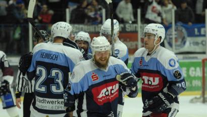 Bild: gb
Die Blue Devils gewannen am Freitagabend beim ERC Sonthofen mit 9:4. Matt Abercrombie (rechts) war an acht Toren beteiligt (3 Treffer/5 Vorlagen).