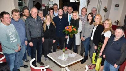 Bild: fjo
Nicole Hoch (mit Blumenstrauß) beerbt Stefan Harrer (links daneben) als Vorsitzende des CSU-Ortsverbands.