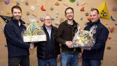 Bild: bkr
Bei der Ehrung führte Dr. Florian Hage (Zweiter von rechts) die Wasserwacht zu seinen Kletterwänden im Keller. Michael Siebenweiber (links) und Kai Wolf (rechts) hießen ihn als Nachfolger von Dr. Gunther Hage (Zweiter von links) als Wasserwachtarzt willkommen.