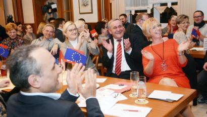 Bild: Gabi Schönberger
Die SPD-Genossen haben bei der Rede von Fraktionschef Roland Richter am Politischen Aschermittwoch gut lachen.