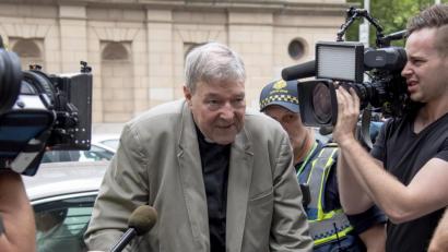 Bild: Andy Brownbill/AP/dpa
Als bislang ranghöchster katholischer Geistlicher ist der bisherige Finanzchef des Vatikans, Kardinal George Pell, wegen sexuellen Missbrauchs von Minderjährigen verurteilt worden.