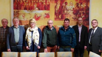 Bild: njn
Fördervereinsvorsitzender Pfarrer Hans-Peter Pauckstadt-Künkler (Vierter von links) mit Pfarrerin Nadine Schneider (Dritte von links), Pfarrer Manuel Sauer (Zweiter von rechts) und Hans Stelztl von der Katholischen Erwachsenenbildung Tirschenreuth mit den Mitgliedern des Schleifentreffens.