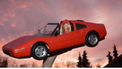 Bild: Gabi Schönberger
Ganz in rot: Eine Barbie sitzt in einem Ferrari.