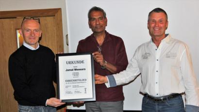 Bild: ral
Vorsitzender Uwe Bergold, das neue Ehrenmitglied Großmeister Jamal Measara, und Zweiter Vorsitzender Alfred Birner: Freude über die Anwesenheit des Großmeisters.