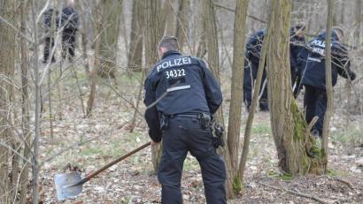 Bild: Patrick Pleul
polizisten bei der Suche nach der vermissten Rebecca in einem Waldstück bei Storkow (Oder-Spree).