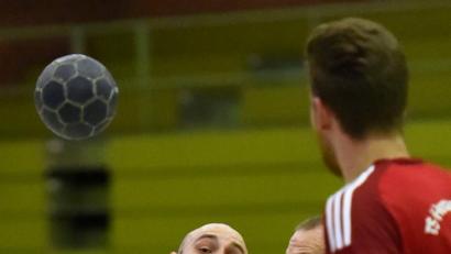 Bild: A. Schwarzmeier
Für den HC Weiden (Stefano Flierl) geht es darum, sich beim Titelkandidaten ESV 27 Regensburg achtbar aus der Affäre zu ziehen.
