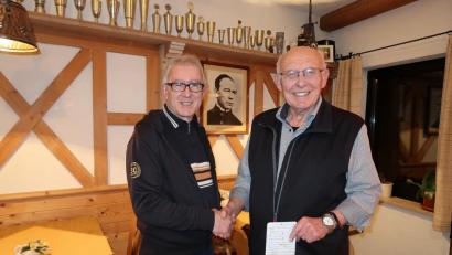 Bild: bsc
Auch geschichtsträchtige Themen bereichern den Zyklus der Vorträge bei der Kolpingsfamilie. Mit Franz Hoffmann (links) präsentierte Zweiter Vorsitzender Helmut Schaumberger (rechts) einen Profi, der in Wort und Bild über das frühere Leben auf Burg Weißenstein informierte.