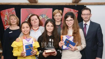 Bild: gsb
Leiterin der Kinder- und Jugendabteilung Ruth Neumann, SPD-Fraktionsbeirätin Nicole Hölzl, Stadträtin Gabriele Laurich und Bürgermeister Jens Meyer (hinten, von links) gratulieren den drei besten Lesern Maria-Michelle Zintl, Sibel Lavontain und Emily Hofmann (vorne, von links).