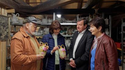 Bild: tr
Harald Fähnrich, Herta Bayreuther, Franz Göhl und Elisabeth Wurm begutachten die beiden Schmuckstücke, die Fähnrich dem Förderverein zur Verfügung stellt.