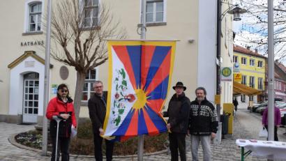 Bild: bnr
Die Solidaritätsaktion wurde von Ludwig Rauch (rechts) und Kurt Stangl (links) initiiert. Unterstützung fanden sie bei Bürgermeister Richard Tischler (Zweiter von links) und stellvertretenden Landrat Arnold Kimmerl (Zweiter von rechts).