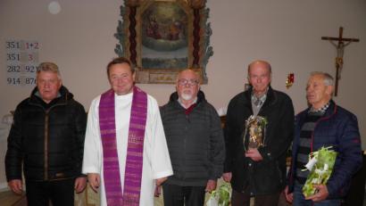 Bild: exa
Martin Greger und Pfarrer Josef Waleszczuk verabschieden den langjährigen Mesner Helmut Seebauer, Kirchenpfleger Herrmann Kellner und Alfons Anzer (von links) aus der Kirchenverwaltung.