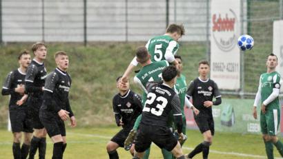 Bild: Hubert Ziegler
Der aufgerückte Gebenbacher Innenverteidiger Andre Biermeier (Mitte) köpfte in der 73. Minute wuchtig zur 2:1-Führung für die DJK ein. Aufmerksame Gebenbacher Beobachter sind im grünen Trikot: Marco Seifert (Mitte vorne), Julian Ceesay (Mitte hinten) und Kapitän Timo Kohler (hinten rechts).
