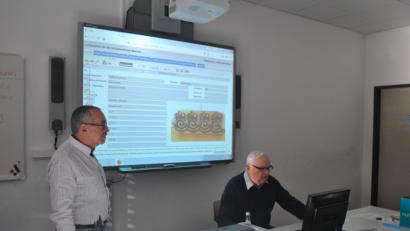 Bild: hba
Dr. Viktor Pröstler (links) zeigte den Museumsmitarbeitern den Umgang mit der Datenbank VINO. Hans Zölch (rechts) gibt ein Objekt aus dem Bestand des Stiftlandmuseums ein.