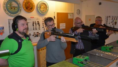 Bild: jr
Freitagabend begannen die Neualbenreuther Marktmeisterschaften und das Königsschießen der Ringelstein-Schützen Ottengrün. Mit dabei waren (von links) Stefan Zant (Dritter Vorsitzender und Aufsicht ), Oswald Weig, Bürgermeister Klaus Meyer und Ludwig Zant.