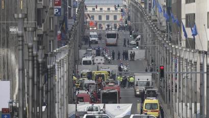 Bild:  Olivier Hoslet/EPA/dpa
Rettungskräfte sind am 22.03.2016 nach einem Anschlag auf die Metro-Station Maelbeek in Brüssel, Belgien im Einsatz. Bei den Anschlägen am Flughafen und in der Metro von Brüssel töteten islamistische Attentäter 32 Menschen und verletzten mehr als 300.