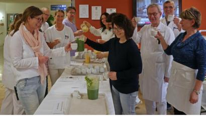 Bild: tr
Bei den Obst- und Gemüse-Smoothies griffen nicht nur Besucher, sondern auch das Personal gerne zu.