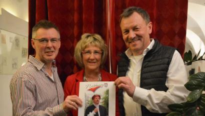 Bild: Freya Stöckl
Stadtheimatpfleger Raphael Haubelt, Irene Ehemann und Ulrich Süß (von links) präsentieren den neuen Nabburg-Flyer.