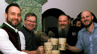 Bild: gf
Von links: Franz Kummert, Oberbürgermeister Michael Cerny sowie die Verantwortlichen für Küche und Service Hans-Jürgen Blank und Bastian Prechtl