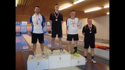 Bild: ak
Sebastian Fröhlich (Zweiter von links) startet für den verhinderten Michael Kastner bei der Kegelbezirksmeisterschaft und belegt prompt den ersten Platz. Über Rang vier freut sich Jürgen Rauch (rechts).