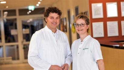 Bild: exb/Moosburger
Dr. Josef Zäch und Paula Loibl sprechen an der Asklepios Klinik in Burglengenfeld.